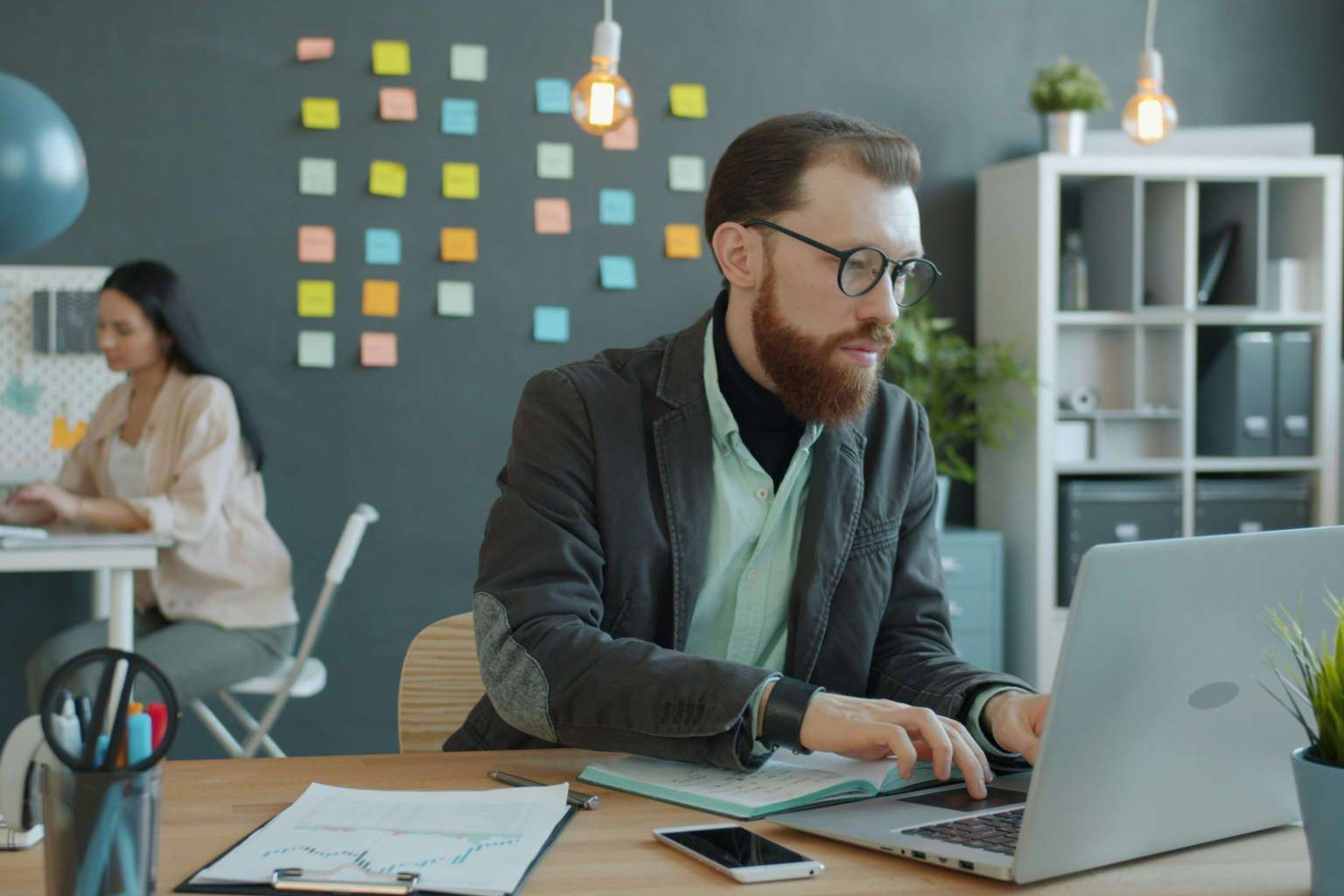 Mann und Frau die in einer modernen Büroumgebung arbeiten   